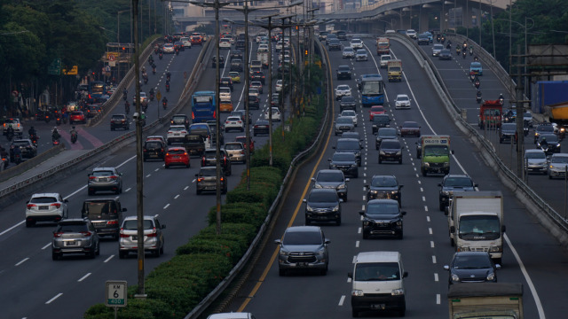 Sejumlah kendaraan melintas di tol dalam kota kawasan Gatot Subroto, Jakarta, Rabu (10/6). Foto: Fanny Kusumawardhani/kumparan