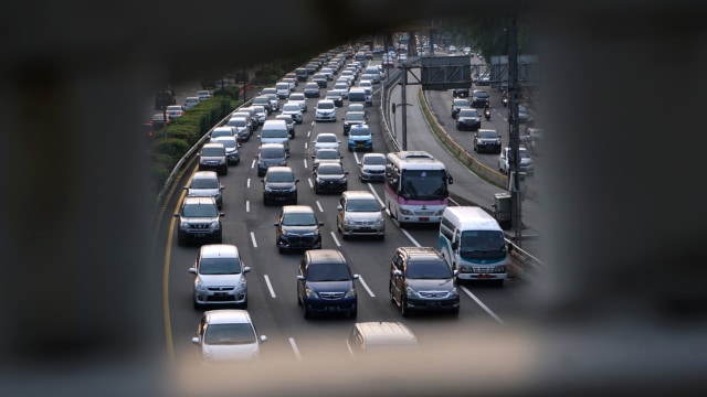 Sejumlah kendaraan melintas di tol dalam kota kawasan Gatot Subroto, Jakarta, Rabu (10/6). Foto: Fanny Kusumawardhani/kumparan