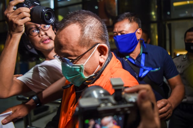 Tersangka kasus dugaan suap gratifikasi senilai Rp46 miliar, Nurhadi (tengah) berjalan keluar usai menjalani pemeriksaan di Gedung KPK, Jakarta, Rabu (10/6). Foto: Nova Wahyudi/ANTARA FOTO