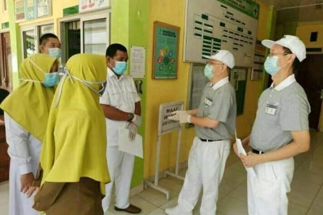 Komunitas Tionghoa saat akan menyerahkan bantuan COVID-19. Foto: warga/facebook