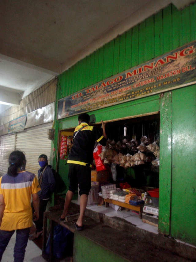 Pedagang pasar menutup dagangannya di Pasar Cileungsi, Kabupaten Bogor, Jawa Barat. Foto: Yulius Satria Wijaya/ANTARA FOTO