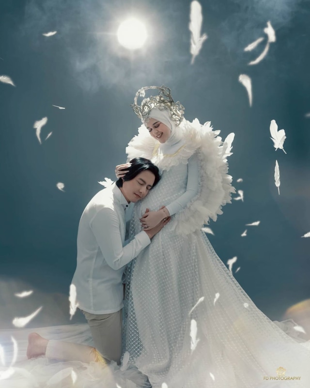 Cut Meyriska lakukan foto maternity shoot. Foto: Instagram/@rogerojey