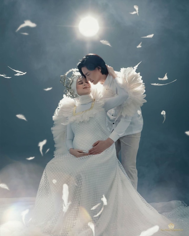 Cut Meyriska lakukan foto maternity shoot. Foto: Instagram/@rogerojey