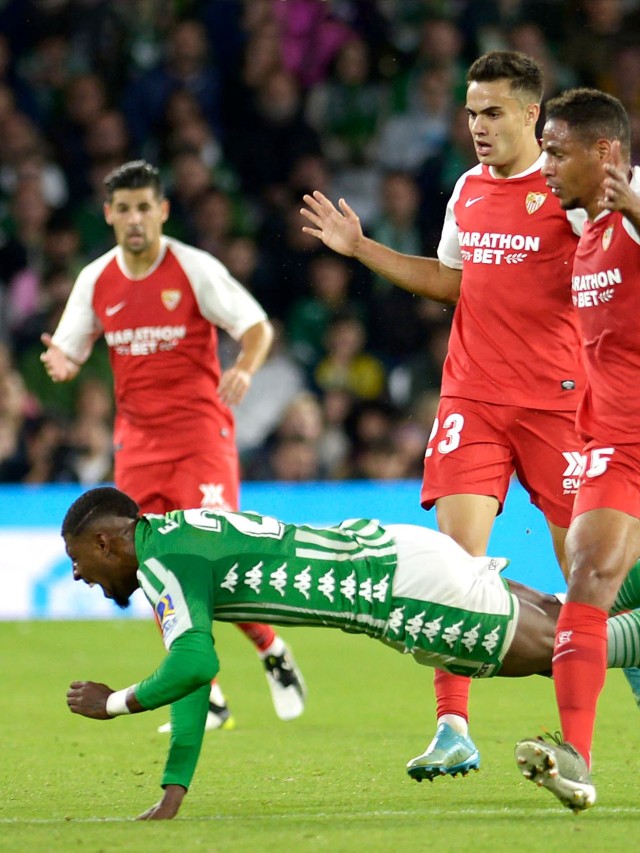 Pertandingan antara Sevilla vs Real Betis. Foto: CRISTINA QUICLER/AFP