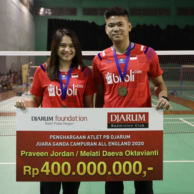 Praveen Jordan/Melati Daeva Oktavianti mendapat bonus dari PB Djarum usai menjuarai All England 2020. Foto: Dok. PBSI