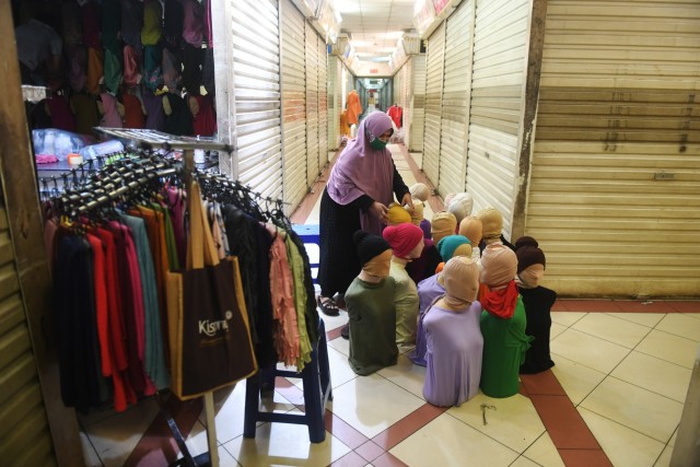 Pedagang merapihkan dagangannya menjelang pembukaan Pasar Tanah Abang di Jakarta, Kamis (11/6). Foto: Akbar Nugroho Gumay/ANTARA FOTO