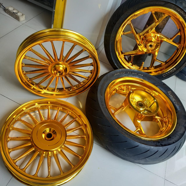 Velg sepeda motor yang dicat chrome. Foto: Witjax Modizigner