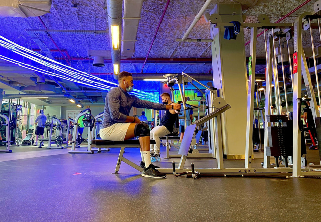 Warga berolahraga di gym sambil menerapkan sosial distancing saat pemerintah melonggarkan lockdown di Dubai, Uni Emirat Arab. Foto: Abdel Hadi Ramahi/Reuters