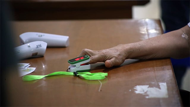 Uji kesehatan penumpang di Bandar Udara Samratulangi Manado, Sulawesi Utara