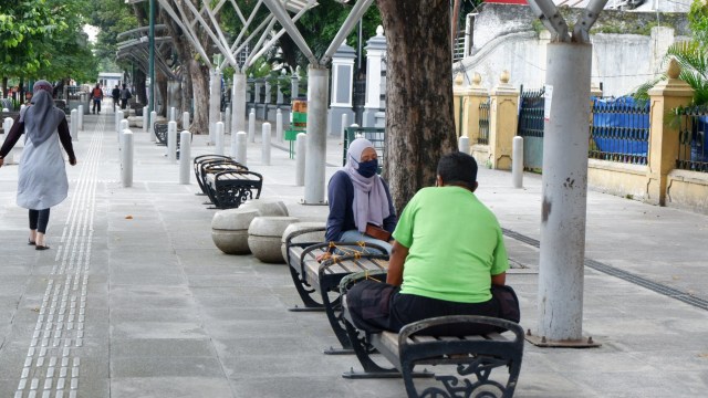 Warga duduk di Kawasan Jalan Malioboro, Kamis (11/6). Foto: Arfiansyah Panji Purnandaru/kumparan