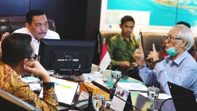 Menko Marves, Luhut Pandjaitan, menerima kedatangan dosen FEB UI, Djamester Simarmata.  Foto: Instagram/@luhut.pandjaitan