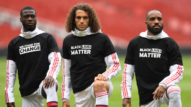 Nicolas Pepe, Matteo Guendouzi, dan Alexandre Lacazette berlutut jelang sebuah laga pemanasan dengan mengenakan kaus Black Lives Matter. Foto: Twitter/Arsenal FC