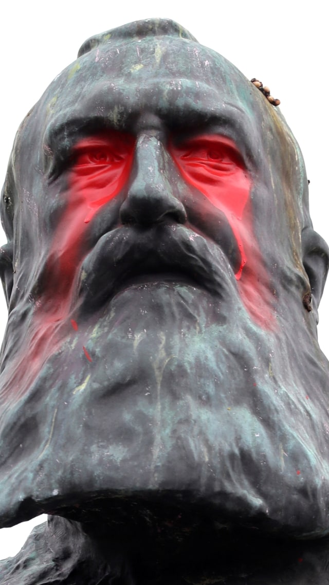 Kondisi Patung Raja Belgia Leopold II di Brussels, Kamis (11/6). Foto: Yves Herman/Reuters