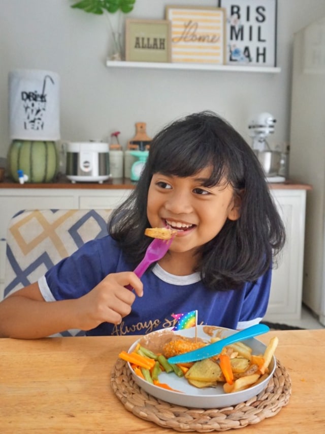 Ilustrasi anak menikmati Steak Katsu Saus Jamur Foto: Ecy Rinos