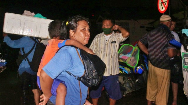 Masyarakat Kota Gorontalo Berbondong-bondong Selamatkan Diri dari Banjir. Jumat, (12/6). Foto: Dok banthayoid (Wawan Akuba)