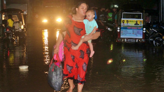 Masyarakat Kota Gorontalo Berbondong-bondong Selamatkan Diri dari Banjir. Foto: Dok banthayoid (Wawan Akuba)