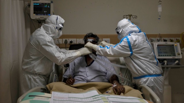 Pekerja medis merawat seorang pasien yang menderita penyakit COVID-19 di New Delhi, India, (28/5). Foto: Danish Siddiqui/REUTERS