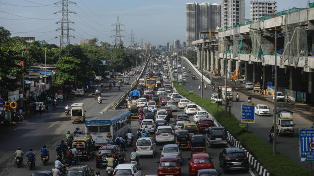 Suasana lalu lintas di jalan raya di Mumbai, India, (11/6). Foto: Francis Mascarenhas/REUTERS