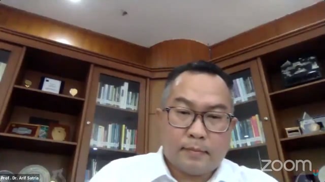 Rektor IPB University Prof . Dr. Arif Satria mengikuti webinar 'Tantangan Indonesia untuk Mengakhiri Praktik Illegal Fishing'. Foto: screenshot/zoom