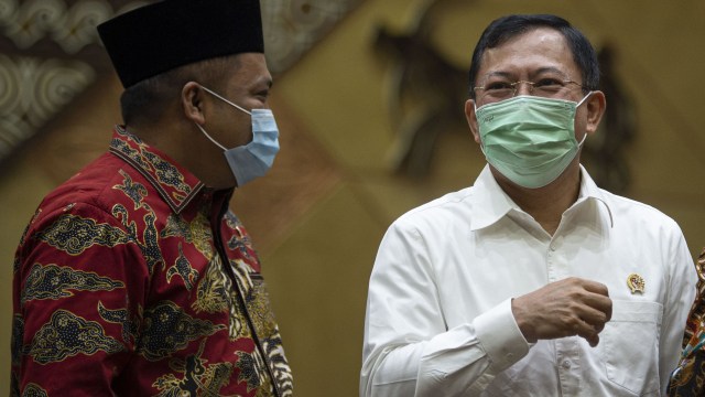 Menteri Kesehatan Terawan Agus Putranto (kanan) berbincang dengan anggota DPR Muchamad Nabil Haroen saat akan mengikuti rapat kerja dengan Komisi IX DPR. Foto: Aditya Pradana Putra/ANTARA FOTO