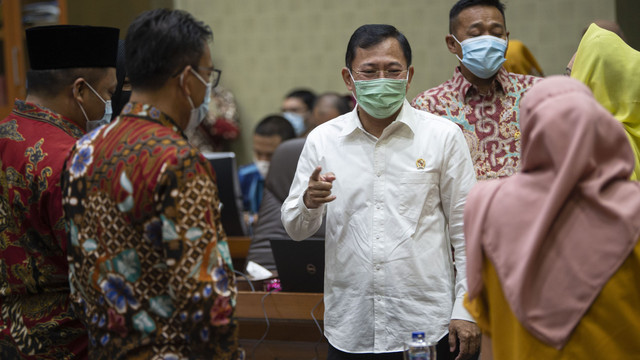 Menteri Kesehatan Terawan Agus Putranto berbincang dengan sejumlah anggota DPR saat akan mengikuti rapat kerja dengan Komisi IX DPR di kompleks Parlemen. Foto: Aditya Pradana Putra/ANTARA FOTO