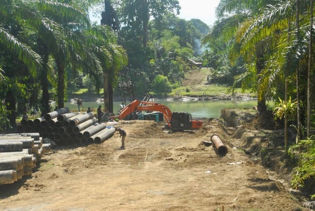 Alat berat mengerjakan pembangunan jembatan penghubung Desa Sawang Teube dan Alue Peudeung di Aceh Barat, Aceh, Kamis (11/6). Foto: Siti Aisyah/acehkini