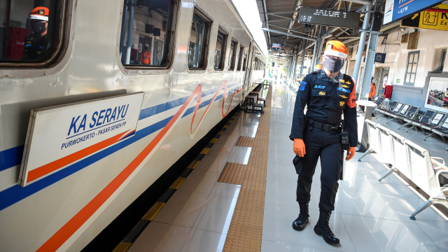 Petugas berjalan di dekat rangkaian Kereta Api (KA) Serayu di Stasiun Pasar Senen, Jakarta, Jumat (12/6).  Foto: ANTARA FOTO/Nova Wahyudi