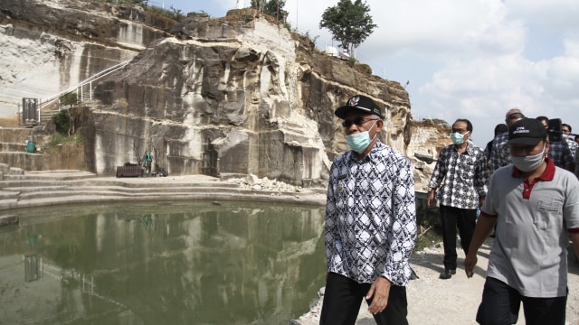 Bupati Sleman Sri Purnomo (kiri) meninjau obyek wisata Tebing Breksi di Prambanan, Sleman, DI Yogyakarta, Jumat (12/6). Foto: Hendra Nurdiyansyah/ANTARA FOTO