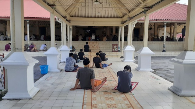 Umat Islam melaksanakan salat jumat berjamaah di Masjid Gedhe Kauman Yogyakarta. Foto: Arfiansyah Panji Purnandaru/kumparan