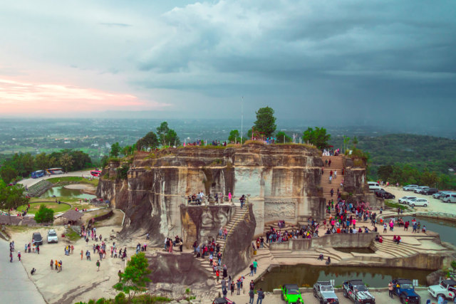 Tebing Breksi adalah salah satu tempat wisata di Yogyakarta yang jadi buruan wisatawan Foto: Shutterstock