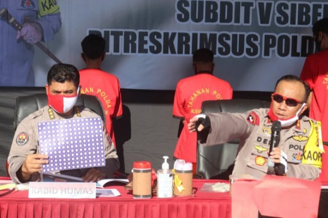 Kapolda Kalteng Irjen Pol Dedi Prasetyo didampingi Kabid Humas Polda Kalteng dalam rilis tindak pidana siber di Mapolda Kalteng, Jumat (12/6).