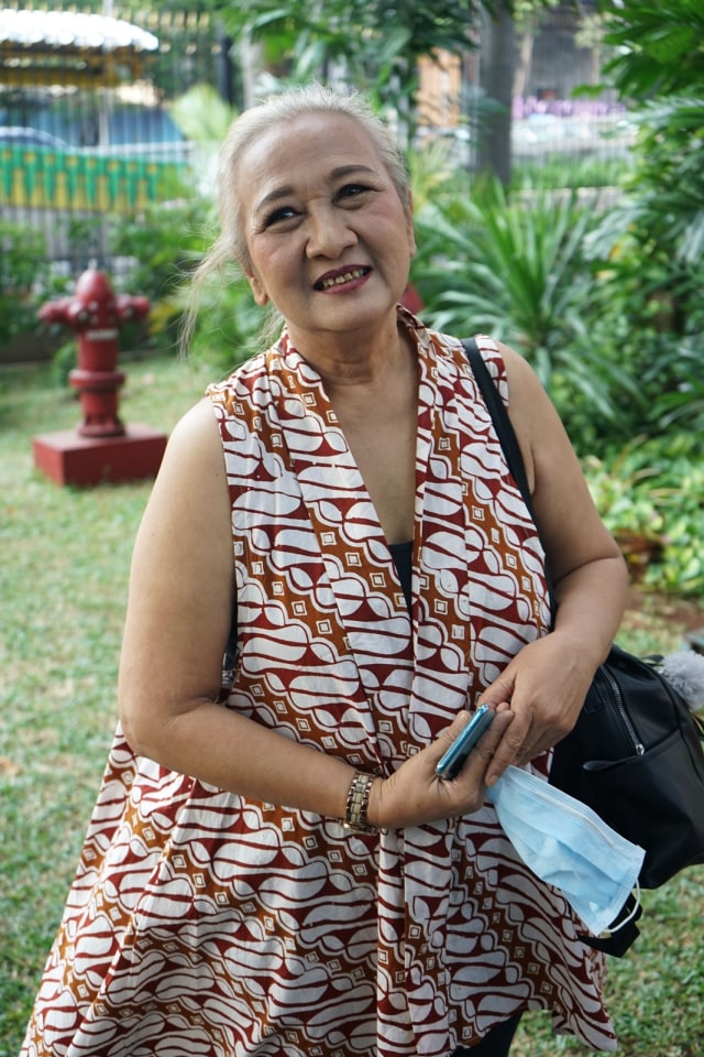 Artis senior Yati Surachman saat ditemui di kawasan Tendean, Jakarta, Jumat, (12/6). Foto: Ronny
