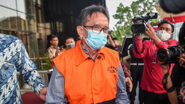 Mantan Direktur Utama PT Dirgantara Indonesia (Persero) Budi Santoso (tengah) berjalan keluar usai ditetapkan sebagai tersangka di Gedung KPK, Jakarta.  Foto: Nova Wahyudi/ANTARA FOTO