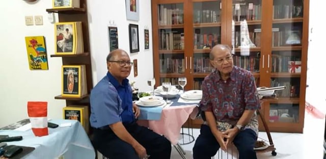 Pater Leo Kleden SVD bersama Ignas Kleden dalam salah satu kesempatan.(FOTO: Istimewah).