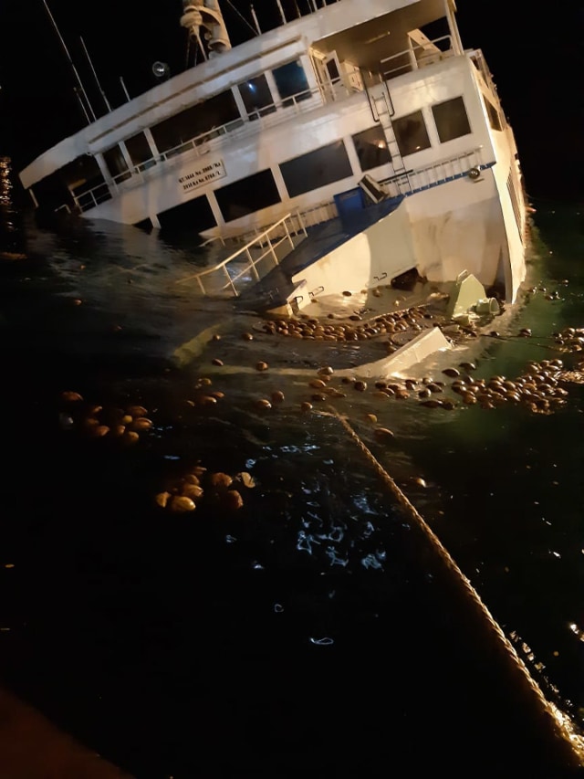 Kapal Feri KMP. Dharma Rucitra III kandas di Pelabuhan Padang Bai, Bali, Jumat (12/6) malam. Foto: Dok. Kemenhub