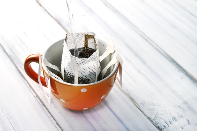 Ilustrasi menyeduh kopi drip instan Foto: dok.Shutterstock