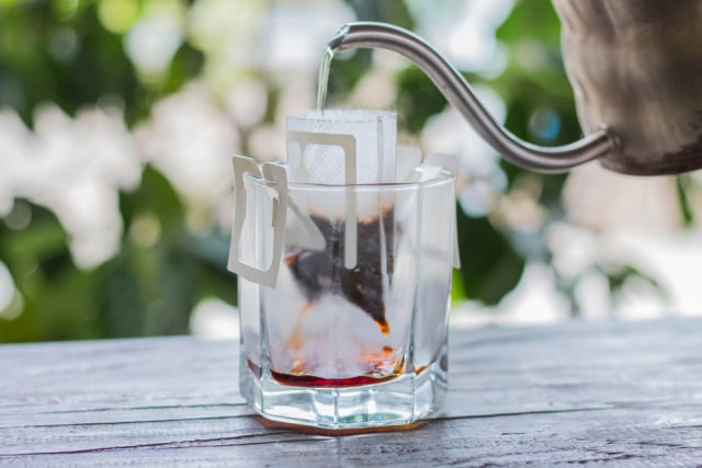Ilustrasi menyeduh kopi drip instan Foto: dok.Shutterstock