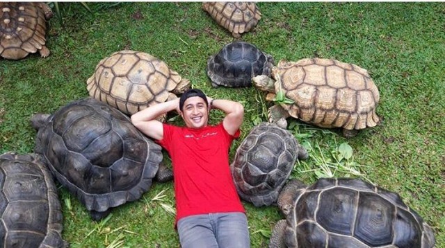 Irfan Hakim bersama koleksi kura-kuranya. Foto : instagram/irfanhakim75