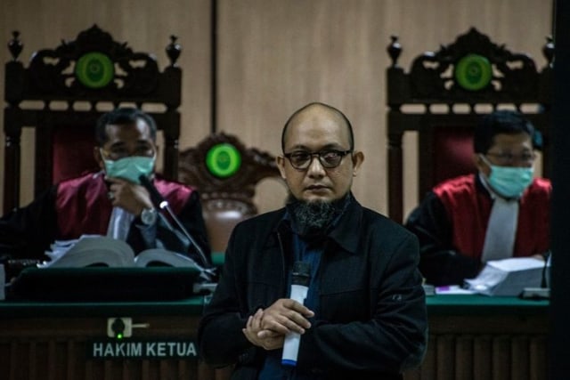 Ilustrasi Novel Baswedan saat menjadi saksi dalam sidang lanjutan kasus penyiraman air keras (30/4/2020). Sumber: ANTARA FOTO/Aprillio Akbar.