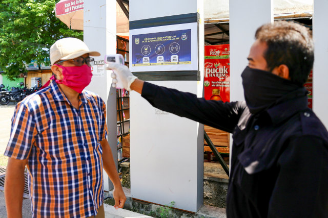 Pengunjung ke PLTD Apung diperiksa suhu tubuh. Foto: Suparta/acehkini