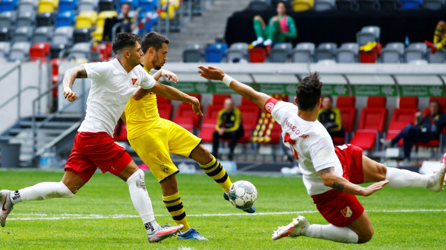 Pemain Borussia Dortmund, Raphael Guerreiro, melepas tendangan ke gawang Fortuna Duesseldorf.