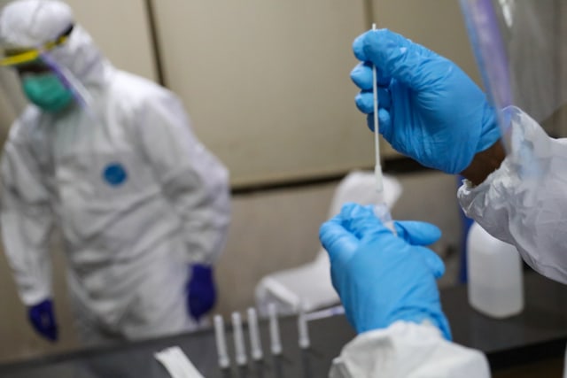 Petugas medis di Aceh saat mengambil sampel swab warga, Kamis (4/6). Foto: Suparta/acehkini