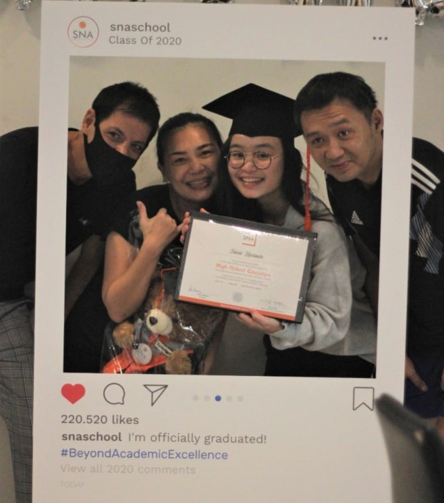 Pimpinan dan sejumlah staf dari SNA Surabaya mendatangi rumah siswa untuk memberi kejutan kelulusan.