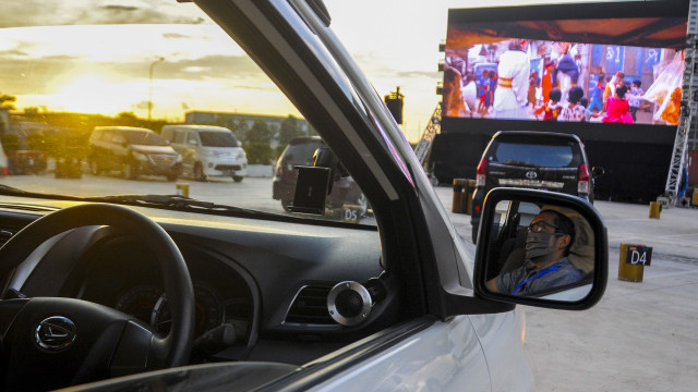 Pengunjung menonton film di parkiran pusat perbelanjaan daerah Cikarang, Kabupaten Bekasi, Jawa Barat, Rabu (3/6).  Foto: Fakhri Hermansyah/Antara Foto