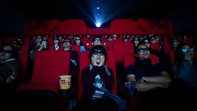 Ilustrasi menonton bioskop. Foto: WANG ZHAO/AFP
