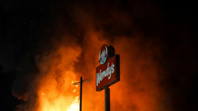 Restoran Wendy's di Atlanta, Georgia, Amerika Serikat, dibakar oleh demonstran, Minggu (13/6). Foto: Elijah Nouvelage/Reuters