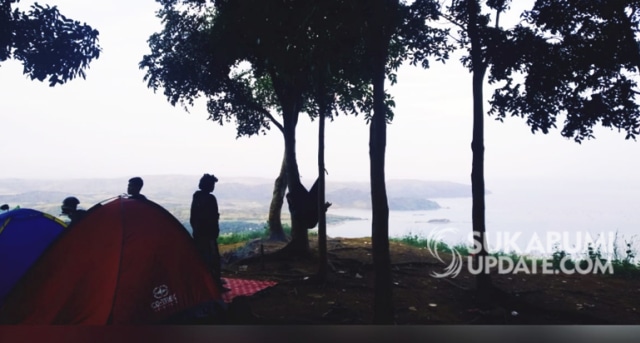 Camping di Puncak Aher, Ciemas, Kabupaten Sukabumi, dengan pemandangan laut yang masih tertutup kabut pada pagi hari. | Sumber Foto:Istimewa
