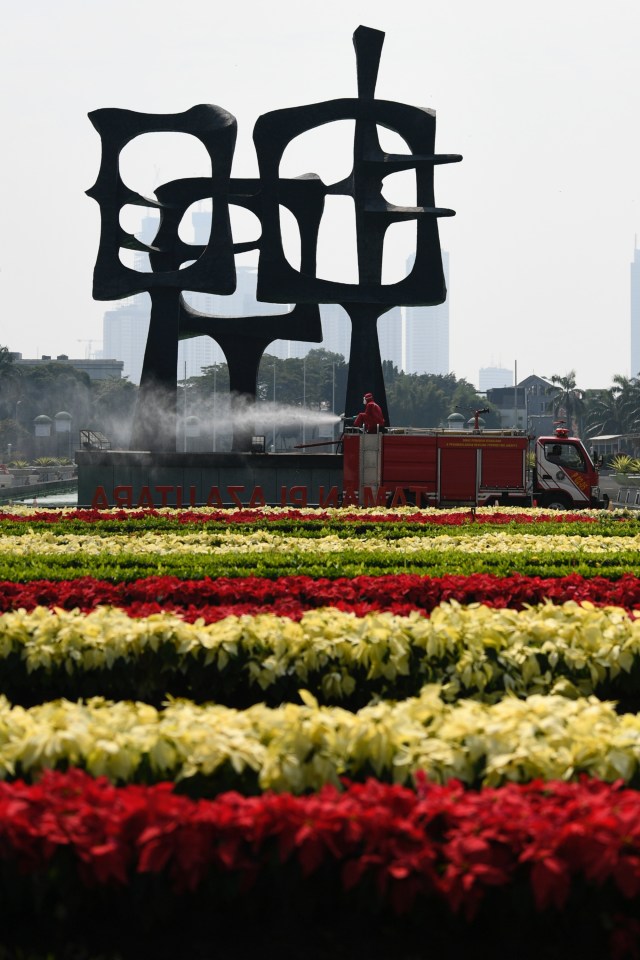 
Sejumlah petugas menyemprotkan cairan disinfektan di Kompleks Parlemen, Senayan, Jakarta, Minggu (14/6). Foto: Puspa Perwitasari/Antara