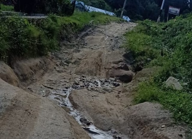 Jalan menuju Kecamatan Pana, Mamasa, yang rusak parah. Foto: Dok. Istimewa