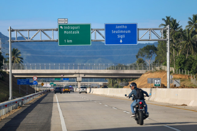 Uji coba pelintasan Tol Sigli-Banda Aceh (Sibanceh) di seksi 4, ruas Indrapuri-Blang Bintang, Minggu (14/6). Foto: Suparta/acehkini